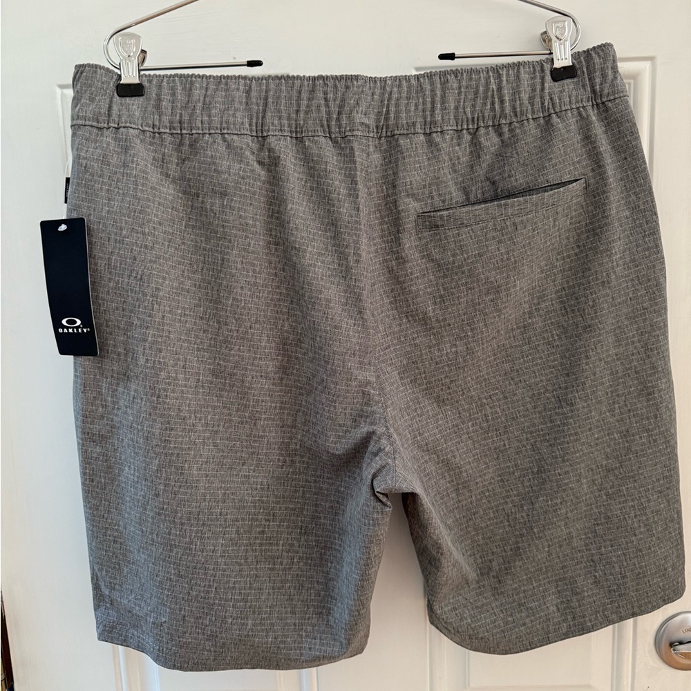 Men's Oakley Adventure Chino Gray Shorts, 34 Waist, NWT - Picture 9 of 12